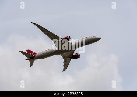 Heathrow, Regno Unito - 03 agosto 2019: Registrazione Boeing 787 Dreamliner G-VFAN Virgin Atlantic, il numero di volo VS105 parte dall'aeroporto di Heathrow Foto Stock