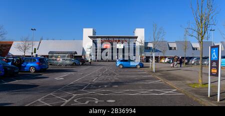 Reading, Regno Unito - Febbraio 06 2020: La facciata del grande Sainsburys Superstore che incorpora Argos, Habitat e Lloyd's farmacia Foto Stock