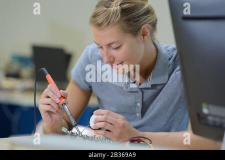 ragazza in laboratorio di elettronica radio Foto Stock