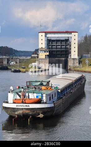 Oranienburg, Germania. 04th Mar, 2020. Una nave polacca per il trasporto merci naviga dal lago Lehnitz in direzione della serratura Lehnitz. La serratura collega la Lehnitzsee con la via navigabile Havel-Oder. Il canale Havel-Oder fa parte del canale di Berlino-Szczecin. Credit: Patrick Pleul/dpa-Zentralbild/ZB/dpa/Alamy Live News Foto Stock