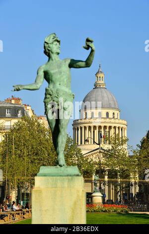 Il Giardino del Lussemburgo con la statua L'attore greco di Charles Arthur Bourgeois nel 1868 e il Pantheon sullo sfondo Foto Stock