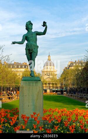 Il Giardino del Lussemburgo con la statua L'attore greco di Charles Arthur Bourgeois nel 1868 e il Pantheon sullo sfondo Foto Stock