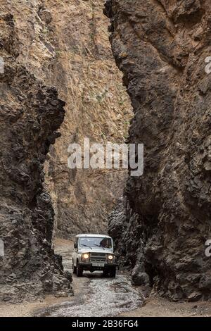 Mongolia, provincia di Omnogovi, jeep russa UAZ 469 a Yolyn Am Gorges Foto Stock