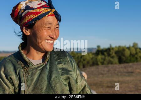 Mongolia, provincia di Tov, Parco Nazionale di Gorkhi-Terelj, ritratto di una donna sorridente Foto Stock