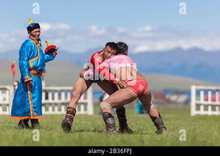 Mongolia, provincia di Khovsgol, Tsagaannuur, festival di Naadam, torneo di wrestling, allenatore, zasuul in mongolo, guardando i wrestlers durante la partita Foto Stock