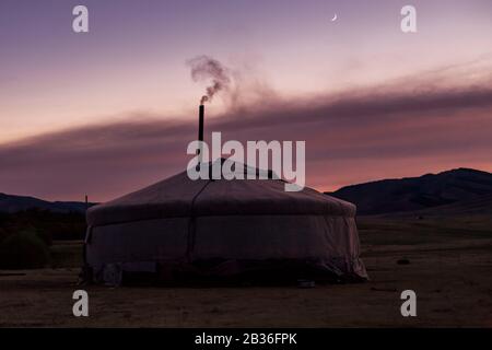 Mongolia, provincia di Tov, Parco Nazionale di Gorkhi-Terelj, yurt al tramonto Foto Stock