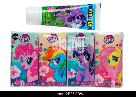 Confezione di My Little Pony 10 tessuti tascabili con tubo di My Little Pony Firefly dentifricio isolato su sfondo bianco Foto Stock