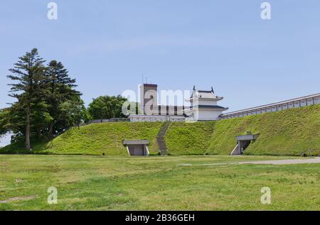 Muro di terra e Fujimi Turret del Castello di Utsunomiya, Giappone. Il castello fu fondato nel 1062, distrutto nella guerra di Boshin del 1868 e ricostruito nel 2007 Foto Stock