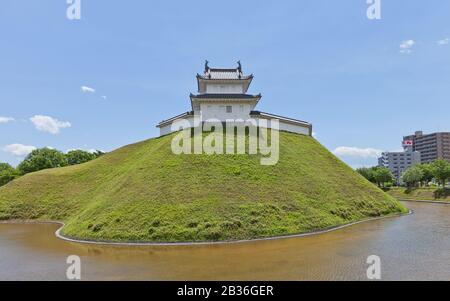 Fossato, muro di terra e torretta Seimeidai del Castello di Utsunomiya, Giappone. Il castello fu fondato nel 1062, distrutto nella guerra del 1868 e ricostruito nel 2007 Foto Stock