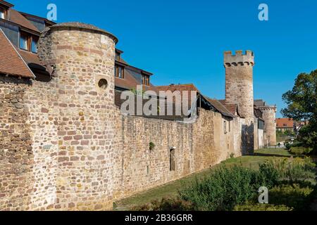 Francia, Bas Rhin, Obernai, luogo di nascita di Sainte Odile, mura esterne della città Foto Stock