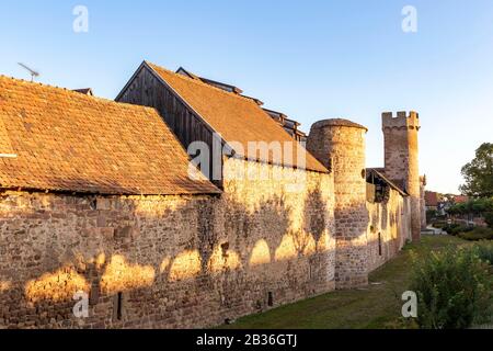 Francia, Bas Rhin, Obernai, luogo di nascita di Sainte Odile, mura esterne della città Foto Stock