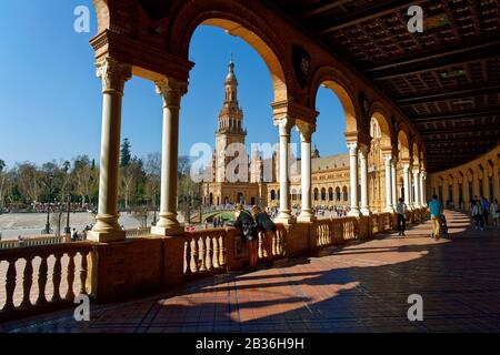 Spagna, Andalusia, Siviglia, Parque de Maria Luisa, Plaza de Espana (Piazza della Spagna) costruita dall'architetto Anibal Gonzalez per l'esposizione Iberoamericana del 1929 Foto Stock