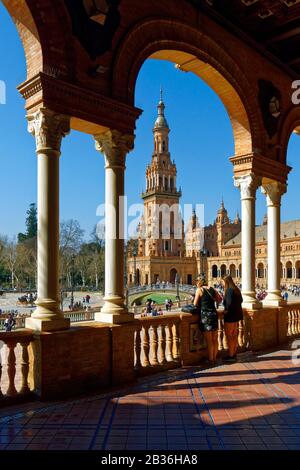 Spagna, Andalusia, Siviglia, Parque de Maria Luisa, Plaza de Espana (Piazza della Spagna) costruita dall'architetto Anibal Gonzalez per l'esposizione Iberoamericana del 1929 Foto Stock