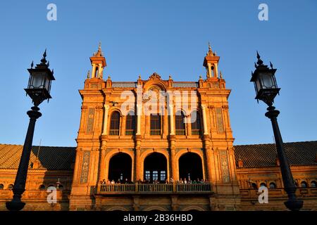 Spagna, Andalusia, Siviglia, Parque de Maria Luisa, Plaza de Espana (Piazza della Spagna) costruita dall'architetto Anibal Gonzalez per l'esposizione Iberoamericana del 1929 Foto Stock