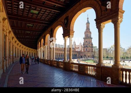 Spagna, Andalusia, Siviglia, Parque de Maria Luisa, Plaza de Espana (Piazza della Spagna) costruita dall'architetto Anibal Gonzalez per l'esposizione Iberoamericana del 1929 Foto Stock