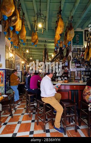 Spagna, Andalusia, Siviglia, Encarnation Regina distretto, Plaza de la Encarnacion, il ponte Metropol Parasol costruito nel 2011 dall'architetto Jurgen Mayer Hermann Espagne, Andalousie, Siviglia, quartier de Santa Cruz, Bodega Las Teresas bar a tapas Foto Stock