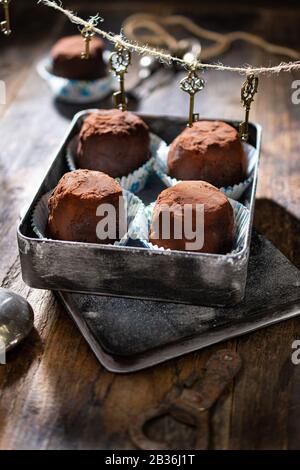 Praline di cioccolato dolce.Dessert con rum.Foto su vecchio tavolo di legno.cibo Delizioso e bevande Foto Stock