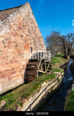 Ruota ad acqua sotto tiro a Preston Mill, uno storico mulino ad acqua, sul fiume Tyne vicino East Linton in East Lothian, Scozia, Regno Unito Foto Stock