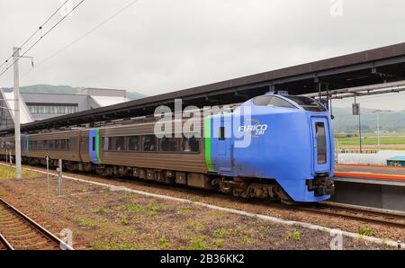 KiHa 281 Furico tipo Super Hokuto treno espresso limitato sulla stazione di Shin-Hakodate-Hokuto, Giappone. Treno diesel inclinabile a più unità azionato da JR Foto Stock