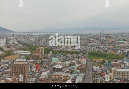 Vista della città di Hakodate dalla Torre Goryokaku. Hakodate è una città portuale e capitale della sottoprefettura di Oshima, Isola di Hokkaido, Giappone Foto Stock