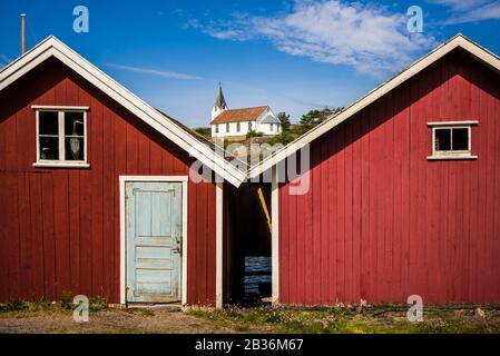 Svezia, Bohuslan, Hamburgsund, baracche rosse da pesca Foto Stock