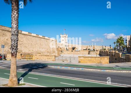 Plaza de la Constitucion con Puertas de Tierra, un bastione-monumento costruito intorno ai resti del vecchio muro difensivo con la bandiera viola del suo cantone Foto Stock