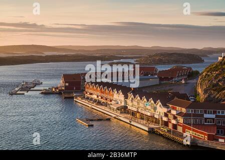 Svezia, Bohuslan, Kungshamn, vista ad alto angolo delle case costiere e della fabbrica Foto Stock