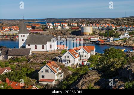 Svezia, Bohuslan, Isola di Tjorn, Skarhamn, vista della città ad alto angolo, alba Foto Stock