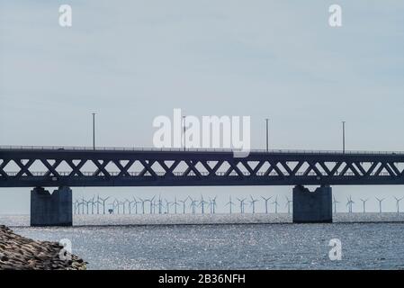 Svezia, Scania, Malmo, Oresund Bridge, il ponte più lungo collegato via cavo in Europa, che collega Svezia e Danimarca Foto Stock