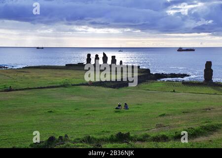 Rapa Nui, tramonto. La statua di Moai nell'Ahu Tahai sull'isola di Pasqua, Cile Foto Stock