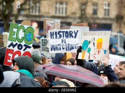 Cartelloni sopra la folla prima che l'attivista svedese per il clima Greta Thunberg si rivolge a un rally di Bristol Youth Strike 4 Climate on College Green, Bristol Foto Stock