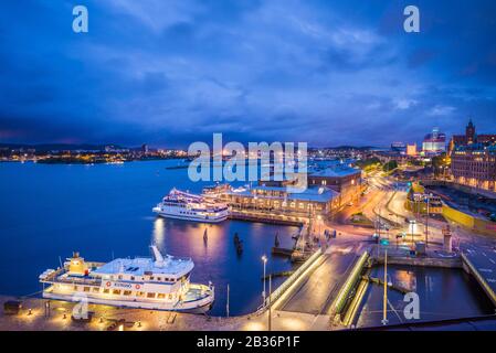 Svezia, Vastragotland e Bohuslan, Gothenburg, vista ad alto angolo del porto, crepuscolo Foto Stock