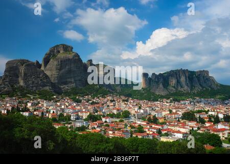 Vista del villaggio di Kalampaka nella famosa destinazione turistica greca Meteora in Grecia Foto Stock