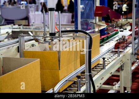 Macchina automatica per imballaggio scatole di cartone e sigillatura di nastri Foto Stock