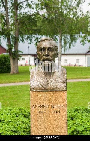 Svezia, Varmland, Karlskoga, Bjorkholm , la casa dell'inventore Alfred Nobel, statua del Nobel Foto Stock