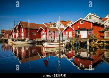 Svezia, Bohuslan, Kungshamn, baracche rosse di pesca nel Fisketangen, vecchio quartiere di pescatori Foto Stock