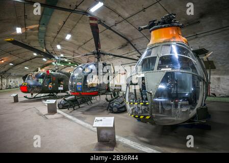 Svezia, Vastragotland e Bohuslan, Gothenburg, Aeroseum, base di caccia a getto sotterraneo fomer costruita durante la Guerra fredda sotto roccia, elicotteri militari svedesi Foto Stock