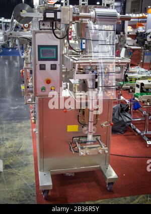 Macchina automatica verticale per la sigillatura e l'imballaggio degli alimenti per l'industria alimentare Foto Stock