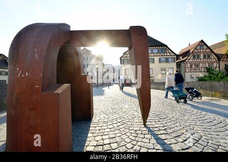 Germania, Bade Wurtemberg, Schwabisch Hall, case In Legno nel centro storico della città, vicino al fiume Kocher, ponte Henkersbrücke, testa aperta con cuneo, 1995, Wolgang Bier lavoro Foto Stock