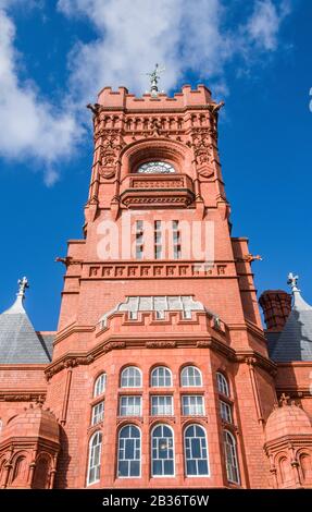 La Torre dell'Orologio del Pierhead Building a Cardiff Bay, in un pomeriggio di marzo soleggiato ma freddo Foto Stock