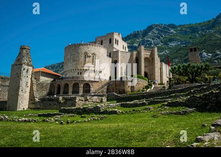 Albania, Krujë o Kruja, provincia di Durrës, fortezza medievale, palazzo e museo nazionale di Iskander, eroe della rivolta contro l'impero ottomano, e padre della nazione albanese Foto Stock