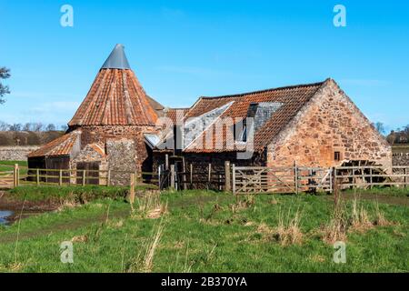 Preston Mill, uno storico mulino ad acqua, sul fiume Tyne vicino East Linton in East Lothian, Scozia, Regno Unito Foto Stock