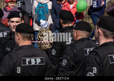 Russia Berezniki - 01.05.2018 : Gruppo di agenti di polizia del team di risposta rapida in equipaggiamento antisommossa e guida medica sulla piattaforma auto durante il centro di antifa Foto Stock