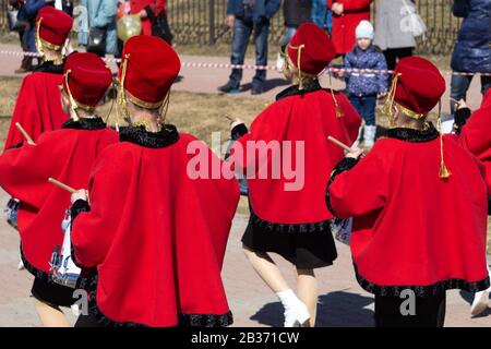 Una banda Di Samba Drum intratterrà la folla mentre migliaia di corridori in rosso prendono parte all'annuale Foto Stock