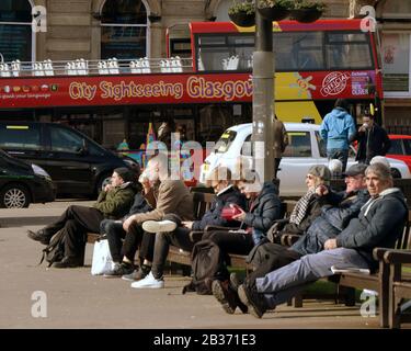 Glasgow, Scotland, UK, 4th March, 2020: UK Weather: Sunny Spring day ha visto la gente del posto e i turisti godersi il sole in George Square nel centro della città. Copywrite Gerard Ferry/ Alamy Live News Foto Stock