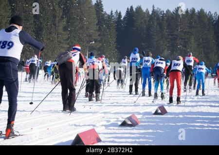 Gareggia all'inizio di massa nella 15km 15km Skiathlon maschile ai Giochi invernali dell'Alpensia Cross-Country Skiathlon Center Foto Stock