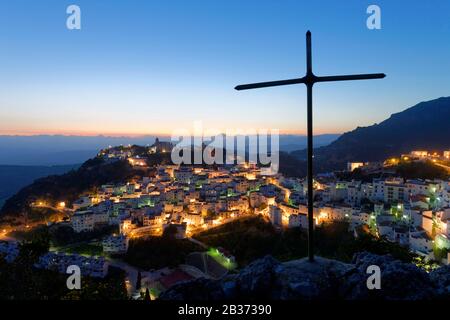Spagna, Andalusia, Costa del Sol, Provincia di Malaga, Casares, villaggio bianco situato nell'entroterra (Pueblos blancos) Foto Stock