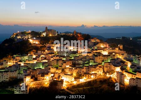 Spagna, Andalusia, Costa del Sol, Provincia di Malaga, Casares, villaggio bianco situato nell'entroterra (Pueblos blancos) Foto Stock