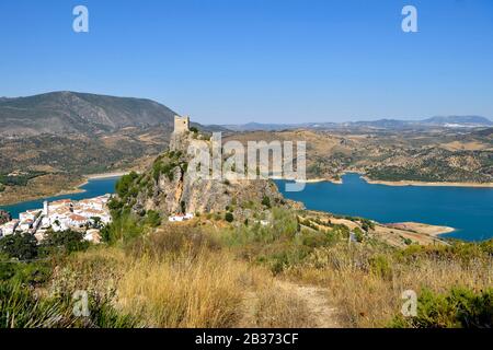 Spagna, Andalusia, provincia di Cadix, Zahara de la Sierra, Sierra de Grazalema Parco Naturale, vista generale del villaggio, Ruta de los Pueblos Blancos (strada dei villaggi bianchi), San Juan de Letran cappella e la torre medievale sopra il villaggio e il lago di Zahara-Gastor diga Foto Stock