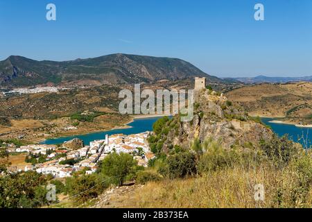 Spagna, Andalusia, provincia di Cadix, Zahara de la Sierra, Sierra de Grazalema Parco Naturale, vista generale del villaggio, Ruta de los Pueblos Blancos (strada dei villaggi bianchi), San Juan de Letran cappella e la torre medievale sopra il villaggio e il lago di Zahara-Gastor diga Foto Stock